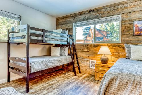 um quarto com 2 beliches e um candeeiro em A Slice of Sunriver em Sunriver