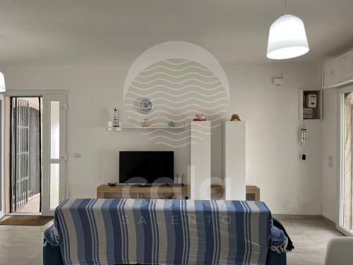 a living room with a bed and a tv at Villa Alysa - spiaggia a 400m in Porto Cesareo