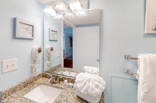 ein Bad mit einem Waschbecken und einem Spiegel in der Unterkunft Roxanne Towers PH1 in Myrtle Beach