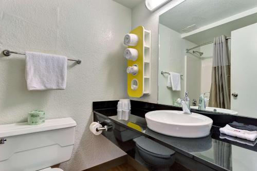 uma casa de banho com um lavatório e um espelho em Motel 6-Belmont, CA - San Francisco - Redwood City em Belmont