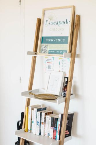 une échelle de lecture avec un panneau. dans l'établissement Appartement cosy avec vue imprenable sur Cabourg - accès direct plage - proche centre ville, à Cabourg