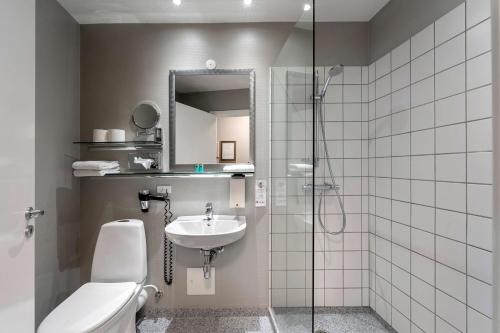 e bagno con servizi igienici, lavandino e doccia. di Best Western Plus Hotel Kronjylland a Randers