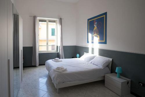 ein Schlafzimmer mit einem weißen Bett und einem Fenster in der Unterkunft Market house Napoli in Neapel