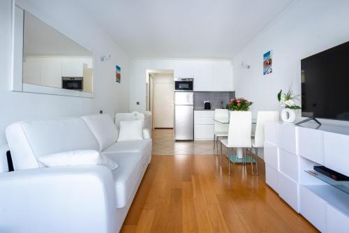Sunny studio with balcony and AC near the Sea