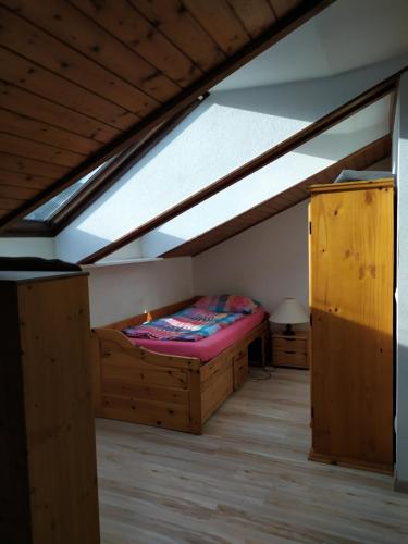 1 dormitorio con 1 cama en el ático en Fewo-Neschtle, en Vaihingen an der Enz