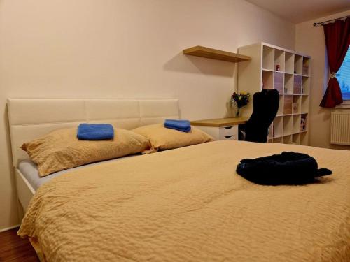 una camera da letto con un grande letto con asciugamani blu di Slnečný byt v blízkosti historického centra a Trenčín