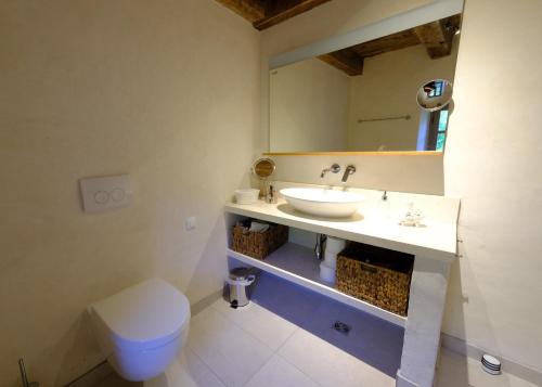 ein Bad mit einem Waschbecken und einem WC in der Unterkunft Charming Sea View "Villa Divine" - 2min from the sea in Lopud Island