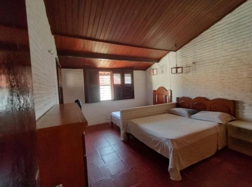 sypialnia z 2 łóżkami i drewnianym sufitem w obiekcie Casa no Porto das Dunas Com Vista pro mar w mieście Aquiraz