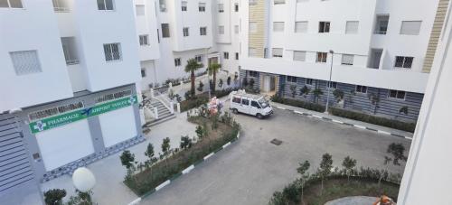 widok z powietrza na parking w budynku w obiekcie SAM HOUSE 2 min à l'aéroport w mieście Tanger