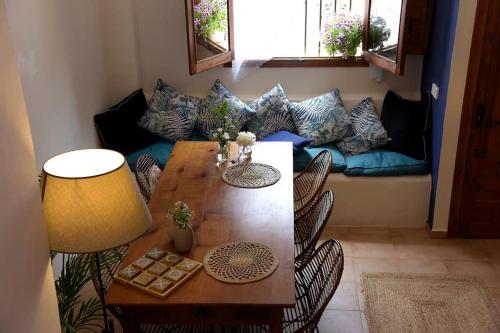 sala de estar con mesa y sofá en La Campana de Finestrat, en Finestrat