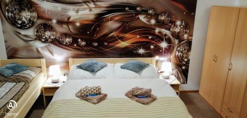 sypialnia z łóżkiem z obrazem na ścianie w obiekcie Penzion Svitavy w mieście Svitavy
