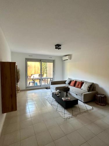 sala de estar con sofá y mesa en Appartements avec jardin en Niza