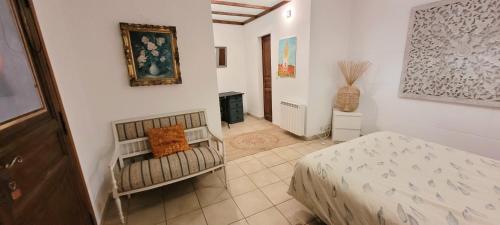 ein kleines Schlafzimmer mit einem Bett und einem Tisch in der Unterkunft Le Rocher appartement Cotignac in Cotignac