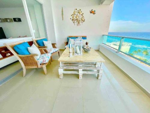 Una sala de estar con vista al mar. en 3 Bedrooms At Marbella Beachfront Juan Dolio no820, en Juan Dolio