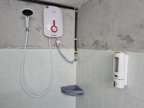 - prysznic w łazience z aitizerem i aperaturą w obiekcie Lot 85 Seremban Town New Cozy Homestay Lobak w mieście Seremban