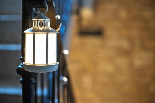 a light on a pole with a building in the background at Malga Laben in Velo Veronese