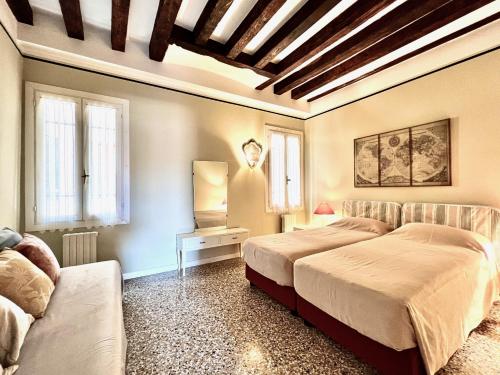 威尼斯的住宿－Apartment with view in Venice, Arsenale.，一间卧室配有一张床和一张沙发