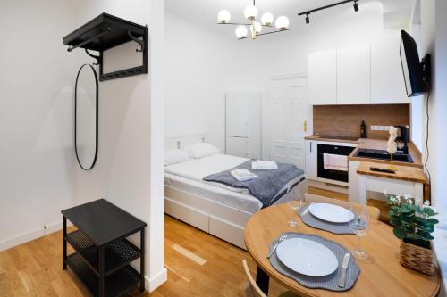 Ce petit appartement comprend une table et une chambre. dans l'établissement Brivibas House Design Apartments In City Center, à Riga