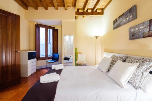 A bed or beds in a room at Apartamento con patio junto a la Catedral by Toledo AP