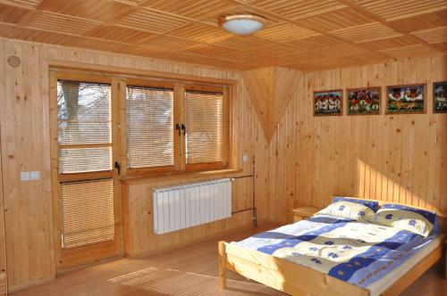 LeśnicaにあるDom w Leśnicyの木製の天井が特徴のベッドルーム1室(ベッド1台付)