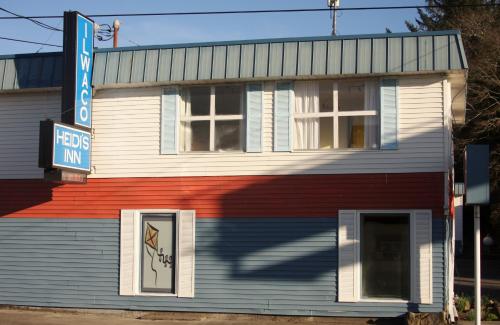 a red white and blue building with a window at Heidi's Inn in Ilwaco