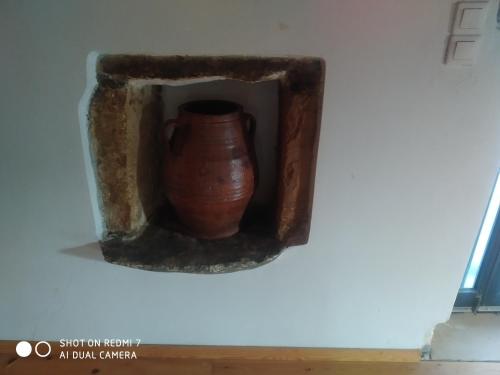 a vase sitting on top of a wall at George Traditional Villa in Marouloú