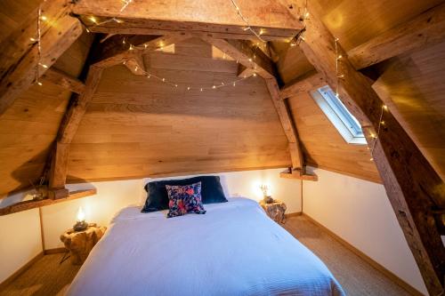 um quarto num sótão com uma cama grande em Villa Valentine em Veules-les-Roses