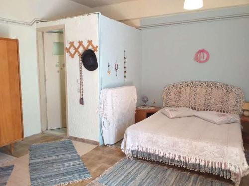 een slaapkamer met een bed en een muur met een deur bij Cute home Zaros in Zarós