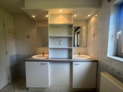 Ένα μπάνιο στο Relaxing Villa with Pool