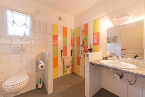 La salle de bains est pourvue de toilettes et d'un lavabo. dans l'établissement ST JORIOZ-Maison spacieuse avec PISCINE et Vue, LLA Selections by Location lac Annecy, à Saint-Jorioz