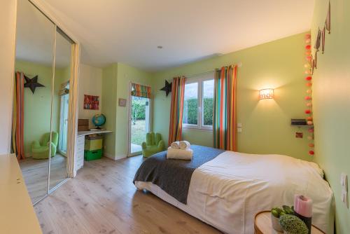 - une chambre avec un grand lit et un miroir dans l'établissement ST JORIOZ-Maison spacieuse avec PISCINE et Vue, LLA Selections by Location lac Annecy, à Saint-Jorioz