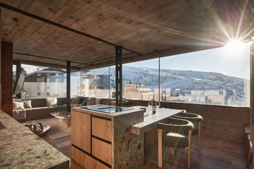 een keuken met een aanrecht en een groot raam bij AticoNevado - Apartamento de lujo con vistas panoramicas 360 in Sierra Nevada