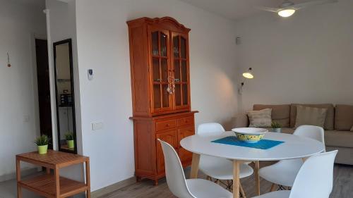 ein Wohnzimmer mit einem Tisch und weißen Stühlen in der Unterkunft Apartment Oli - Lloret de Mar in Lloret de Mar