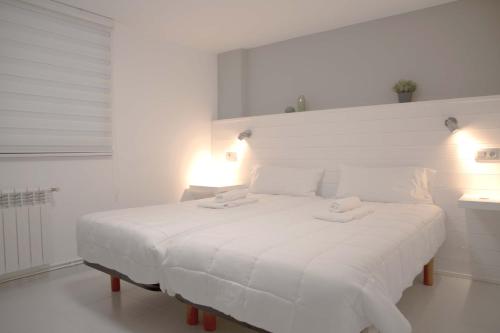 1 dormitorio blanco con 1 cama grande con sábanas blancas en Apartamento en Sigüeiro Rúa do Tambre, en Sigüeiro