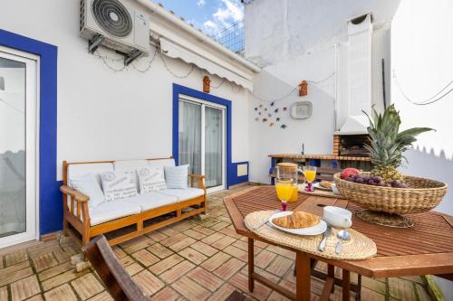 a living room with a table and a couch at Casa Joia by Seewest in Bensafrim