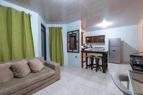 Jordi´s House في فورتونا: غرفة معيشة مع أريكة ومطبخ