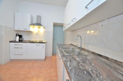 eine Küche mit einer Spüle und einer Arbeitsplatte in der Unterkunft Apartments Romina in Rijeka