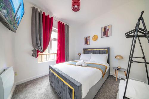 a bedroom with a large bed with red curtains at *16*b* setup for your most amazing & relaxed stay + Free Parking + Free Fast WiFi * in Morley