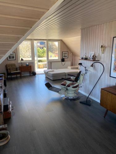 ein Wohnzimmer mit einem Stuhl und einem Friseursalon in der Unterkunft feriehus med havudsigt in Spodsbjerg