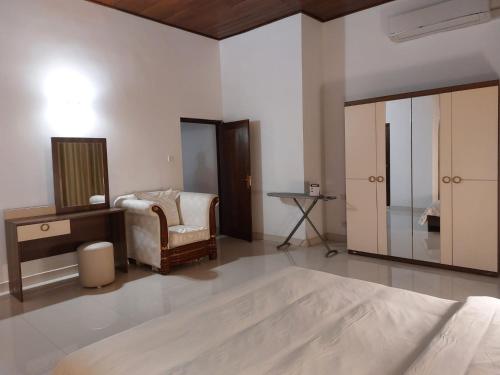 - une chambre avec un lit, une commode et un miroir dans l'établissement Comfy Home near the town, à Maharagama