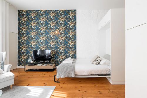 a bedroom with a bed and a wall with a wallpaper at LovelyStay - Cativo Studio Downtown by Metro Station in Porto