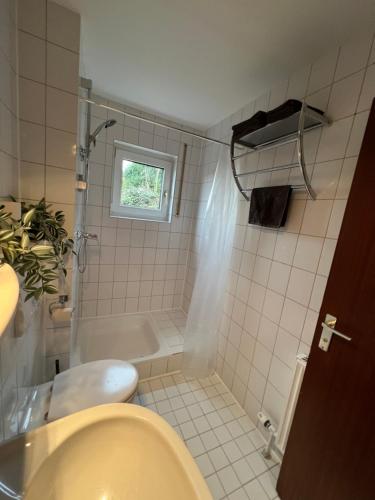 ein Badezimmer mit einer Dusche, einem WC und einer Badewanne in der Unterkunft Apartment 6 am Stuttgarter Flughafen-Messe in Leinfelden-Echterdingen