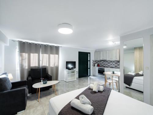 Gallery image of Elichrison Studios in Lygia