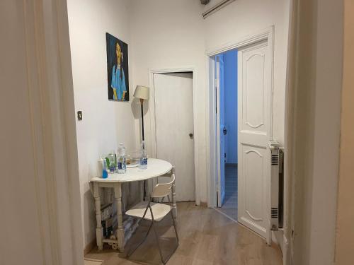 einen kleinen weißen Tisch in einem Zimmer mit Tür in der Unterkunft Casa di Mochi in Rom