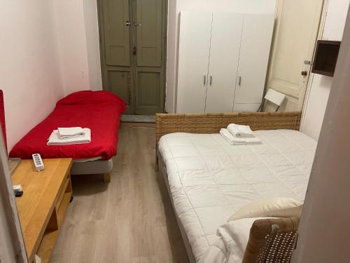 a small room with two beds and a mirror at Casa di Mochi in Rome