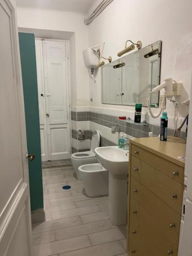 ein Bad mit WC, Waschbecken und WC-Funktion in der Unterkunft Casa di Mochi in Rom