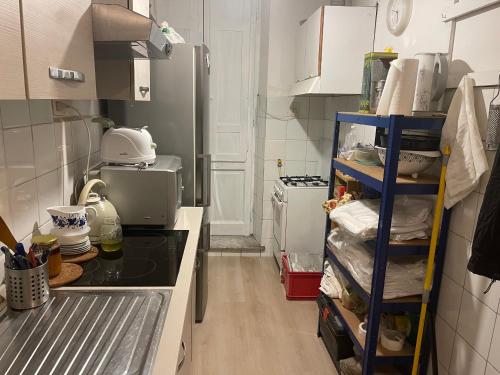 eine kleine Küche mit einem Herd und einem Kühlschrank in der Unterkunft Casa di Mochi in Rom