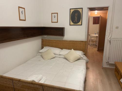 ein Schlafzimmer mit einem großen Bett mit weißer Bettwäsche und Kissen in der Unterkunft Casa di Mochi in Rom