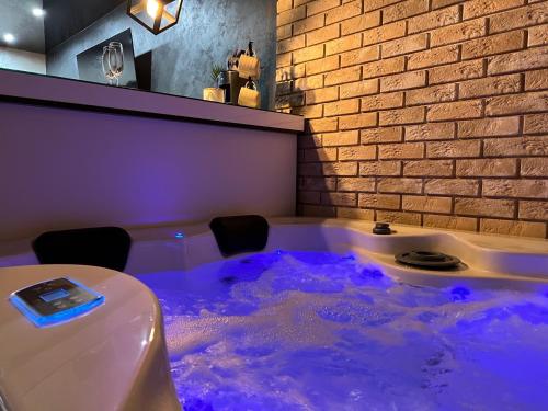 jacuzzi con luces púrpuras en una habitación en Apartman Stefan Lux, en Vrdnik