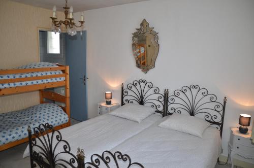 a bedroom with a bed and two bunk beds at Maison familiale avec jardin proche Rouen centre et Armada in Sotteville-lès-Rouen